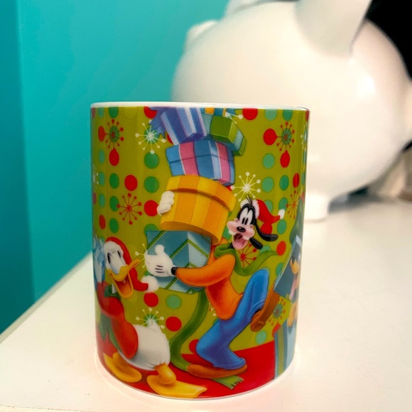 2011 Mickey and friends Christmas mug - Picture 3 of 5